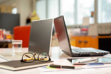 Çalışma masası kağıt grafik ve iş toplantı Danışma laptop ile göz gözlük