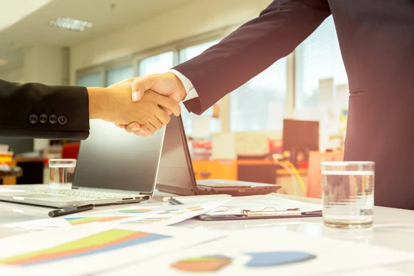 Framgångsrika Affärsmän Handshak Avtalet Efter Åtskilligt Office — Stockfoto