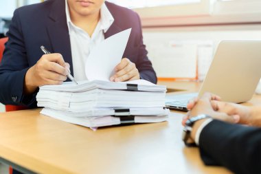 Asya iş adamı ve onun yardımcısı sekreteri imza belge ofiste çalışmak