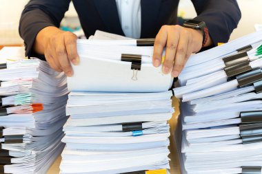 İş takım elbiseli adamı bakmak-den geçerek office belgelerinde yığını