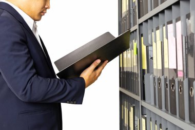 Asya işadamı Binder ve belgeleri dosya klasör ofis raf izole holding