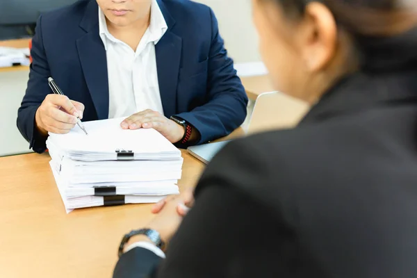 Asian Businessman His Assistant Secretary Signing Document Work Office — Stock Photo, Image