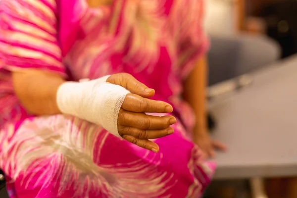 Ηλικιωμένη Γυναίκα Χέρι Που Τραυματίστηκε Στον Επίδεσμο Ξεκουράζονται Στο Σπίτι — Φωτογραφία Αρχείου