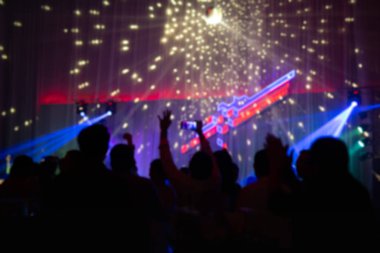Bulanık kavramı konser partide seyirci ile ve renkli led aydınlatma