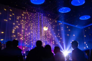 Düşük ışık bulanık kavramı gece sahnede konser parti seyirci ve renkli led aydınlatma ile vurdu