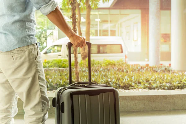 Asya adam valizi Bagaj Havaalanı terminal seyahat kavramında ile ayakta