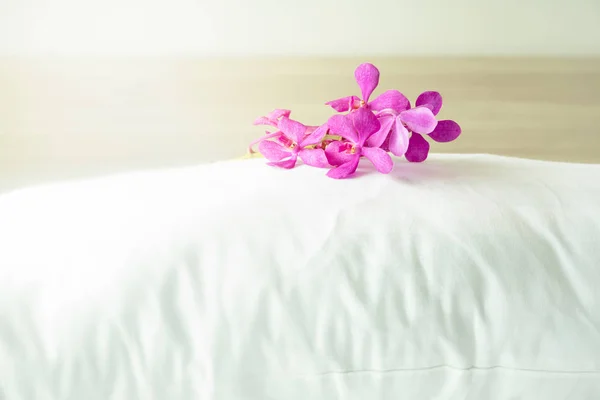 Cuscini Bel Fiore Orchidea Cima Nella Camera Letto — Foto Stock