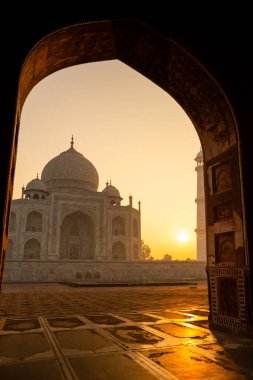 Sunrise, Taj Mahal bir kemer Agra Hindistan üzerinden yüksek ISO çekim