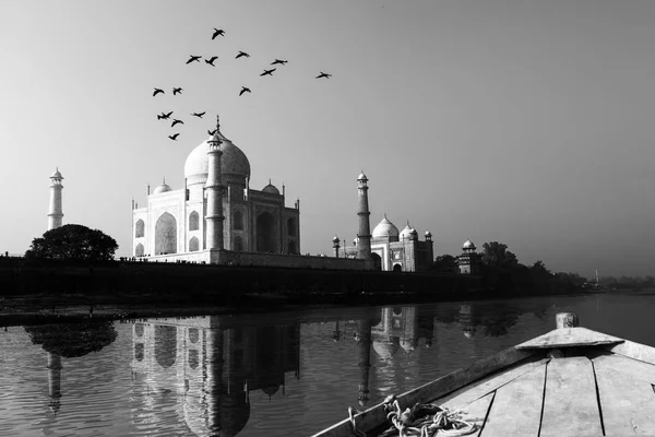 Taj Mahal refletido na vista do rio Yamuna a partir de barco de madeira em preto e branco . — Fotografia de Stock