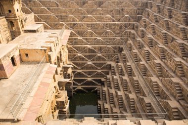 Abhaneri köyü yakınındaki Jaipur Hindistan yer alan Chand Baori stepwell