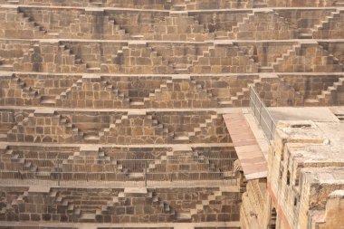 Abhaneri köyü yakınındaki Jaipur Hindistan yer alan Chand Baori stepwell