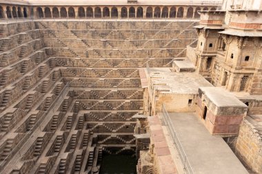 Abhaneri köyü yakınındaki Jaipur Hindistan yer alan Chand Baori stepwell