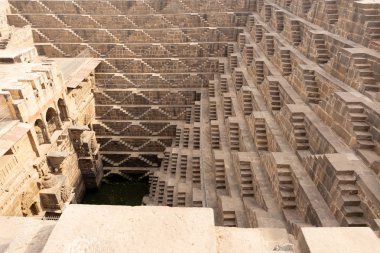 Abhaneri köyü yakınındaki Jaipur Hindistan yer alan Chand Baori stepwell