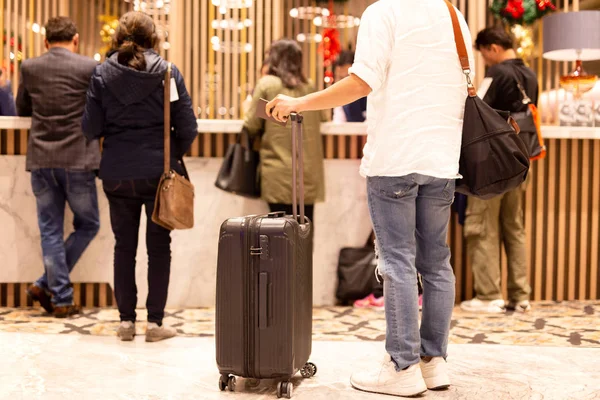 Mann Mit Reisepass Und Koffer Wartet Hotelrezeption Auf Einchecken — Stockfoto
