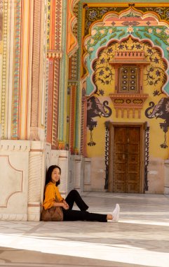 Asyalı kadın trourist Patrika kapısı jawahar Jaipur, Rajasthan Hindistan çemberde