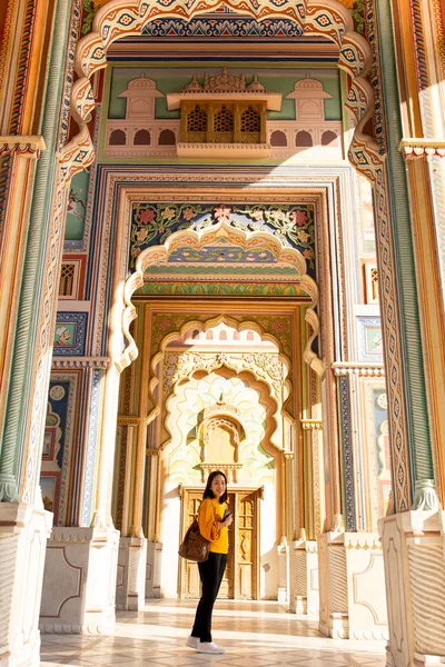 Asian Woman Trourist Standing Patrika Gate Jaipur Rajasthan India — Stock Photo, Image