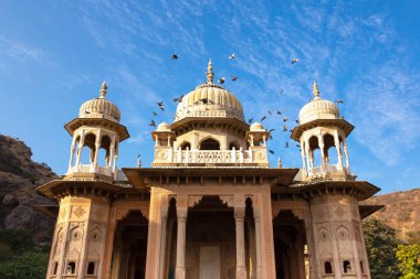 Royal Gaitore Tumbas üzerinde mavi gökyüzünde uçan kuş ile Jaipur Hindistan'da