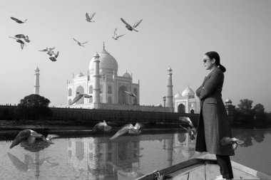 Taj Mahal'ı ile bir tekne arka planda duran güneş gözlüğü takmış kadın