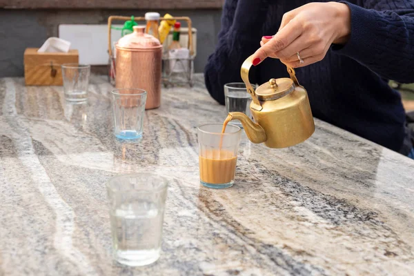 Woman Pouring Masala Tea Teapot Cupglass Table Cafe — Stock Photo, Image