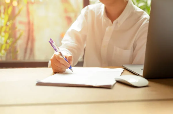 Hand Fylla Dokument Formuläret Kontrakt Med Laptop Mus Träbord — Stockfoto