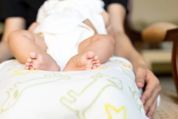 Babyfüße Auf Dem Schoß Der Mutter Haus — Stockfoto