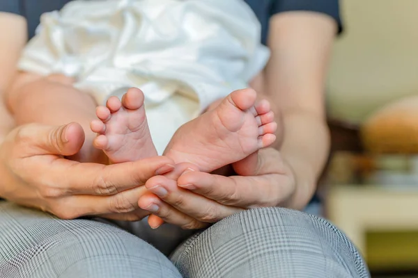 Neugeborene Babyfüße Der Hand Ihrer Mutter — Stockfoto