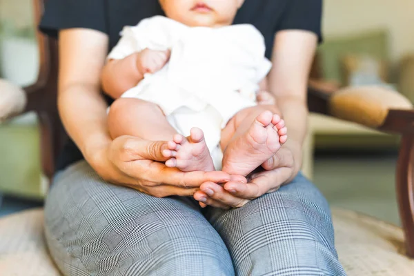 Mutter Hält Neugeborene Babyfüße Den Händen Ihrer Mutter — Stockfoto