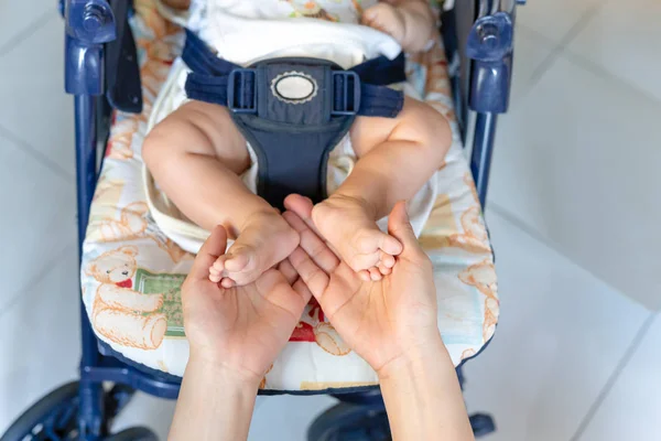 Mütter Halten Kinderwagen Die Füße Des Babys — Stockfoto