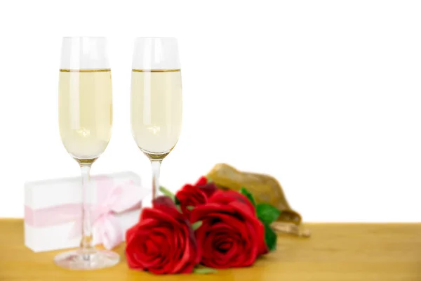 バレンタインデーの贈り物とシャンパンとバラの花のガラス ボックス分離プロセス — ストック写真