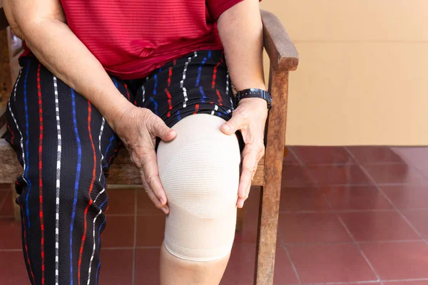 Ásia Sênior Mulher Com Bandagem Compressão Joelho Cinta Apoio Lesão — Fotografia de Stock