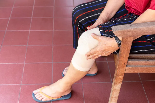 Asiática Senior Mujer Con Vendaje Compresión Rodilla Apoyo Lesión —  Fotos de Stock