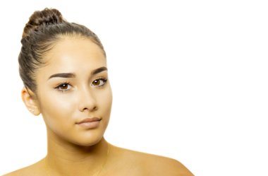 Beyaz arka plan üzerinde izole karışık yarış genç kadın yüz portre