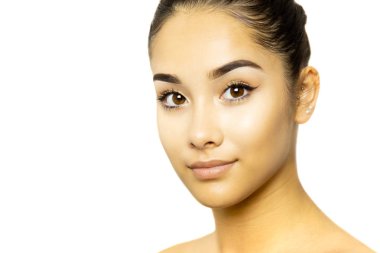 Beyaz arka plan üzerinde izole karışık yarış genç kadın yüz portre