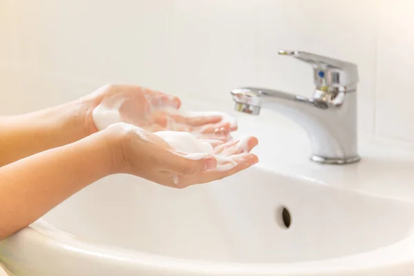 Kinder Waschen Sich Die Hand Mit Schaumseife Waschbecken — Stockfoto