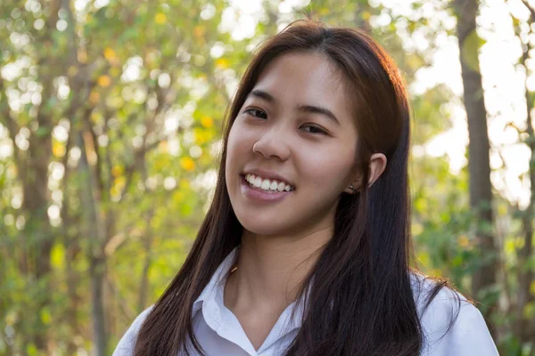 Ázsiai Főiskolai Mosolyog Életlenítés Háttér Witn Sunset Portréja — Stock Fotó