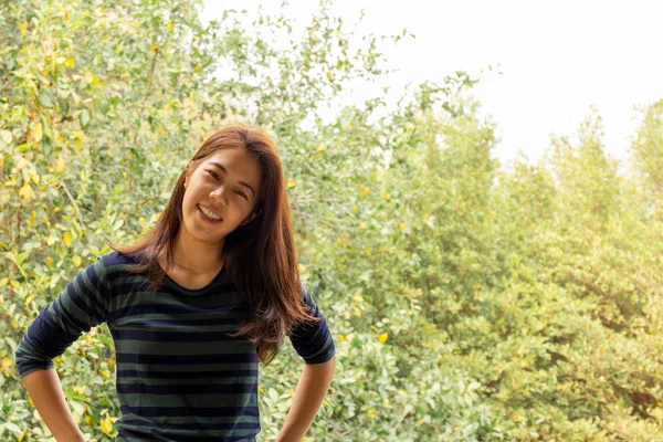 Fiatal nő vagy tizenéves lány mosolyogva zöld természetes háttér. — Stock Fotó