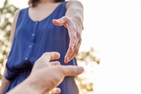 Les mains féminines tendent la main pour s'entraider . — Photo