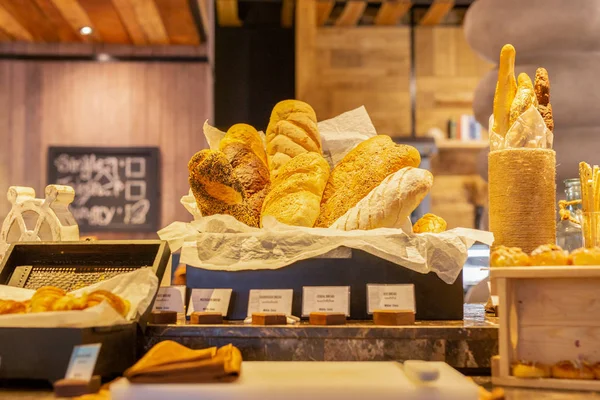 Modern kenyeret pult nagy friss pékáru. — Stock Fotó