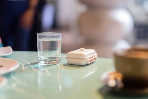 Pill with glass of water on the table in the morning. — Stock Photo, Image