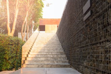 Açık havada modern mermer merdiven cam ve taş duvar ve ağaç