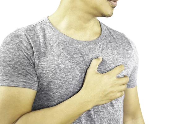 La main de l'homme tient sa poitrine ayant des douleurs cardiaques isolées dans le chemin de coupe . — Photo