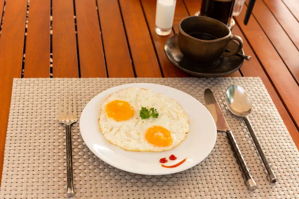 Stekt ägg på en vit platta med kaffekopp i morgon frukost — Stockfoto