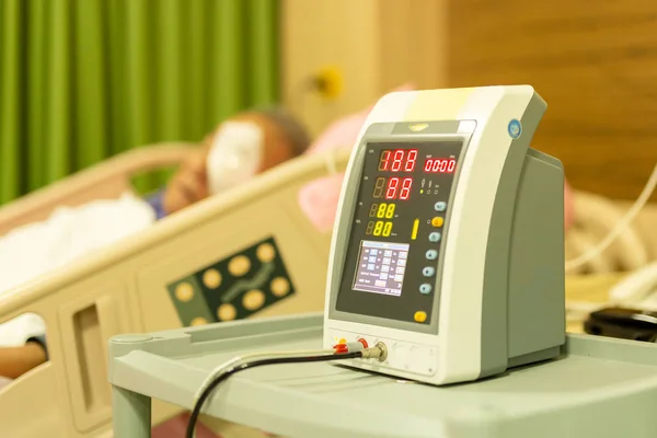 Paciente de edad avanzada en cama de hospital control de la presión arterial salud ca — Foto de Stock