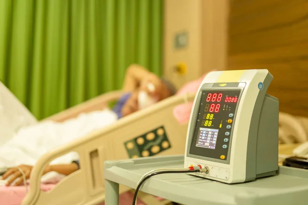 Paciente de edad avanzada en cama de hospital control de la presión arterial salud ca — Foto de Stock