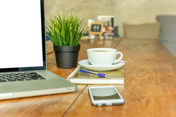 커피 컵과 나무에 휴대 전화 노트북 컴퓨터 표 — 스톡 사진