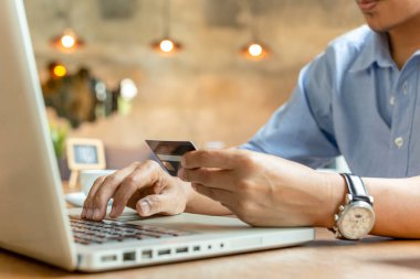 Adam laptop kafede kredi kartı ile ödeme.