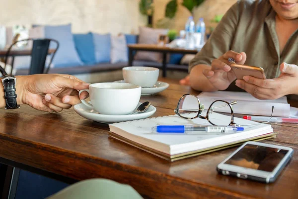 Gente de negocios en la reunión en la cafetería tomando un café . —  Fotos de Stock