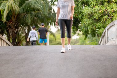 Sabah parkta yürüyen kadın egzersizi..