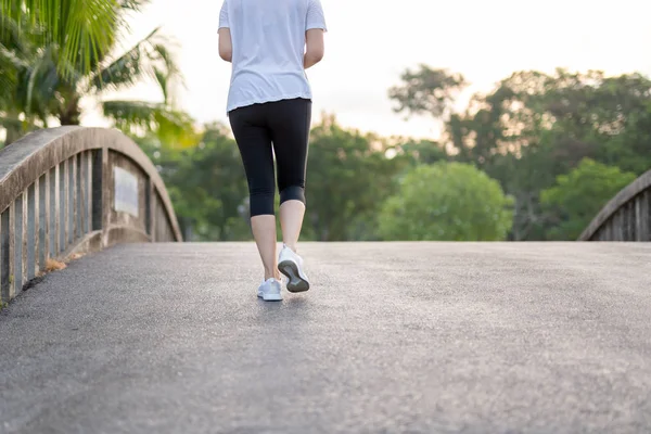 Ejercicio de mujer caminando en el parque por la mañana . — Foto de Stock