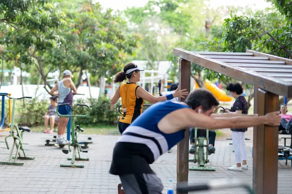 Grupo no identificado de personas que practican entrenamiento con pesas en la p — Foto de Stock